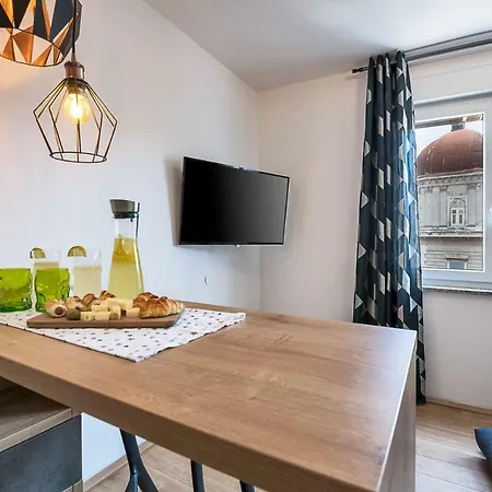 Oz - Centre Of - Free Parking Appartement Pula